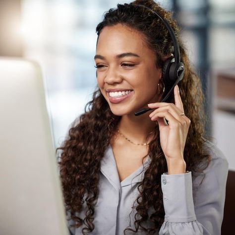 Photo young woman call center and listen... | Premium Photo #Freepik #photo #working-computer #happy-work #office-worker #office-woman Customer Service Aesthetic, Call Center Office, Computer Microphone, Office Woman, Pc Headphones, Cesar Vallejo, Call Centre, Employee Training, Office Worker