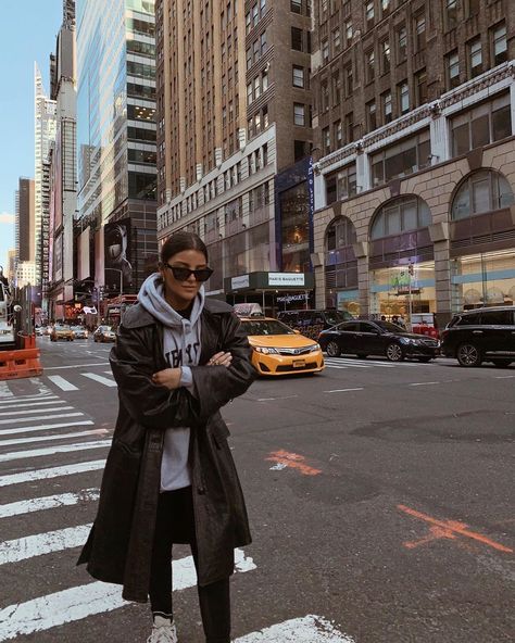 Sandra Rodrigues Pinto on Instagram: “classic tourist ✌🏼” Big City Outfits Winter, New Yorker Winter Outfits, New York Winter Streetwear, Ny City Outfits Winter, New York November Fashion, Nyc Winter Streetwear, Nyc College Outfits, Chicago Inspired Outfits, Nyc In November Outfit