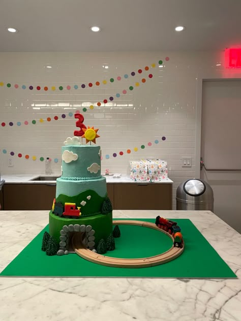 Train Track Cake, Easy Train Cake, Birthday Train Ideas, Train Themed Birthday Cake, Train Birthday Cake Ideas, Toddler Train Birthday Party, Train Birthday Ideas, Moving Train Cake, Moving Train Cake Ideas