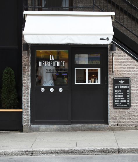 Smallest cafe place in North America, visual identity by Gabriel Lefebvre, via Behance Display Visual Merchandising, Small Coffee Shop, Design Café, Small Cafe, Coffee Places, Coffee Service, Shop Fronts, Cafe Shop, Retail Space