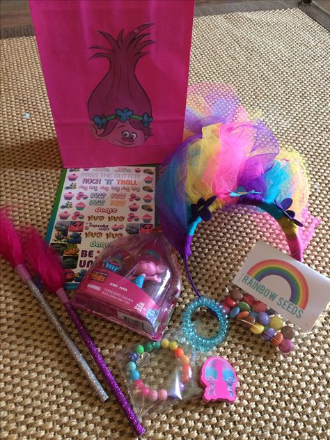 Best troll party bag ever!! Full of goodies?! Trolls Goodie Bag Ideas, Diy Trolls Birthday Party, Trolls Birthday Party Cake, Trolls Party Favors, Troll Party Theme, Birthday Souvenir, Doc Mcstuffins Birthday Party, Bday Party Kids, Doc Mcstuffins Birthday