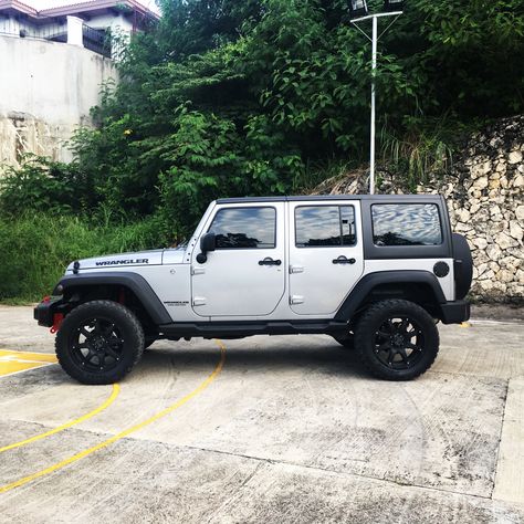 Silver jeep wrangler unlimited black rhino glamis Silver Jeep Wrangler Accent Colors, Silver Jeep Wrangler Unlimited, Silver Jeep Wrangler, Four Door Jeep Wrangler, Jeep Wrangler Lights, Jeep Wrangler Soft Top, Jeep Wrangler Mods, Wrangler Mods, Blue Jeep Wrangler