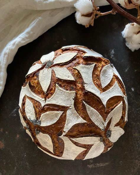 Sourdough Bread Decoration, Sourdough Bread Design, Sourdough Art, Bread Scoring Patterns, Flower Bread, Art Bread, Spelt Recipes, Diy Bread, Bread Design