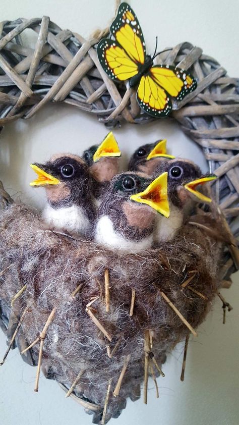 Baby Birds In Nest, Needle Felted Birds, Felted Nest, Wicker Heart, Needle Felting Diy, Wool Felt Projects, Baby Birds, Wicker Hearts, Felted Wool Crafts