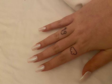 Ariana Grande Cloud Tattoo, Cloud Tattoo Finger, Cloud Finger Tattoo, Cloud Hand Tattoo, Ariana Grande Tattoo, Cloud Tattoo, Tattoos Ideas, Tattoos And Piercings, Hand Tattoos