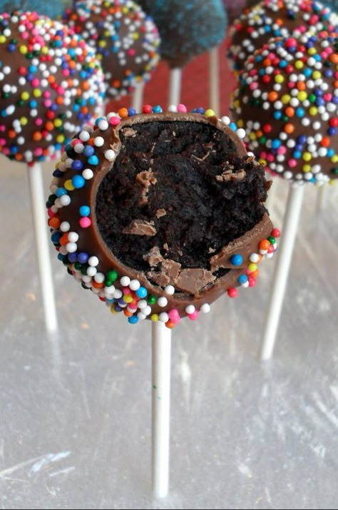 Chocolate Cake Pop Recipe and 2 methods for dipping :) Chocolate Cake Pops Recipe, Cake Pop Tutorial, Chocolate Cake Pops, Cake Ball, Cake Pops How To Make, Torte Cupcake, Homemade Frosting, Cake Pop Recipe, Almond Bark