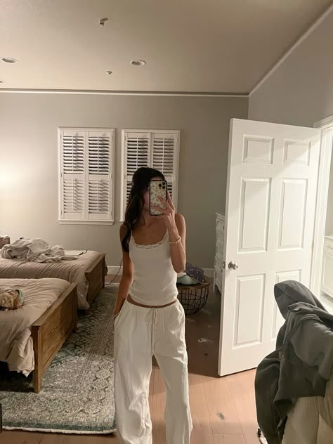 Sweatpants Outfit Brandy Melville, How To Style Brandy Melville Sweatpants, Rosa Sweatpants Brandy Melville, Brandy Girl, Brandy Melville Linen Pants Outfit, Cute Brandy Melville Outfits, Brandy Melville Flare Sweatpants, Brandy Melville Outfits Summer, Brandy Melville Outfits Aesthetic