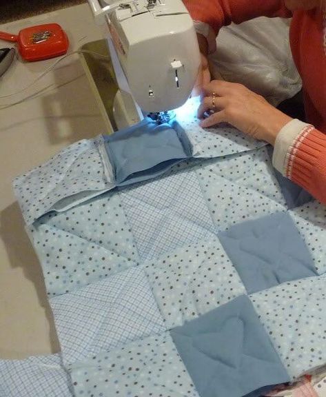 Adorable 9 Step Baby Rag Quilt Tutorial - Lou Lou Girls Rag Quilt Instructions, Girls Rag Quilt, Rag Quilting, Flannel Rag Quilts, Rag Quilt Tutorial, Quilt Instructions, Baby Quilt Tutorials, Rag Quilt Patterns, Trendy Baby Blankets