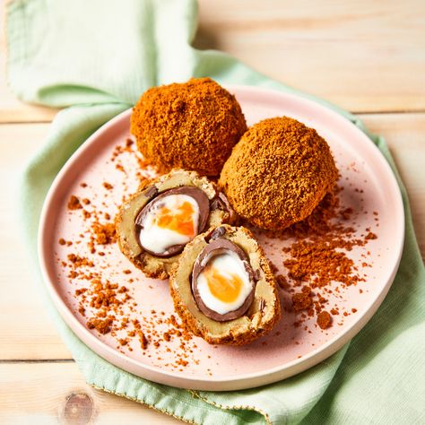 How To Scotch A Creme Egg | Gousto Blog Cream Egg Scotch Egg, Cadbury Cream Egg Desserts, Brown Butter Cadbury Egg Cookies, Biscoff Easter Egg Cheesecake, Cadbury Cream Egg, Scotch Eggs Recipe, Nutritious Desserts, Easter Cooking, No Egg Desserts