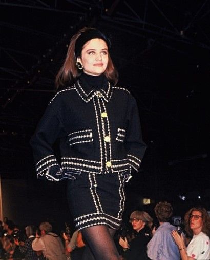 Suny Oneonta, Runway Fashion Chanel, 1990 Style, Chanel Runway, 90s Runway Fashion, Runway Fashion Couture, Mode Chanel, Runway Outfits, 90s Model