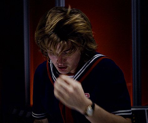 Steve Harrington Season 3 Beat Up, Joe Keery Gif, Steve Harrington Gif, Stranger Things Joe Keery, Steve Harrington Stranger Things, Joe Kerry, Beautiful Joe, Stranger Things Steve, Stranger Things Have Happened