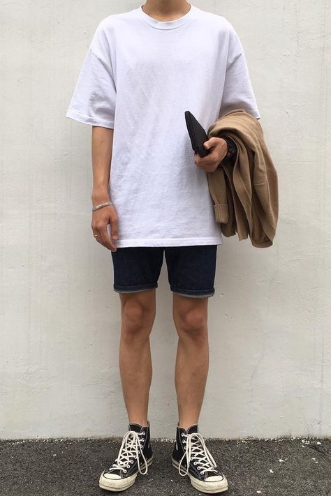 Denim shorts and chucks. Shorts And Converse Outfits, Outfit Celana Pendek, Outfit Celana, Shorts And Converse, Converse Outfits, Asian Men Fashion, 25 May, Summer Streetwear, Outfits With Converse