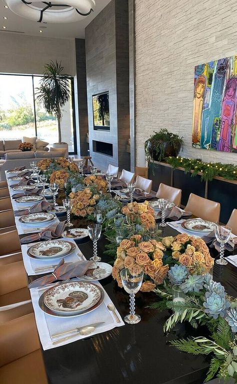 The Thanksgiving Tablescape from Inside the 2020 Kardashian-Jenner Family Thanksgiving on E! Online Kendall Jenner House, Kardashian Home, Jenner House, Palm Spring, Thanksgiving Table Settings, Family Thanksgiving, Minimalist Interior Design, Home Building Design, Kardashian Jenner