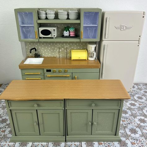 STAY GOLD (@staygoldvintageminis) • Instagram photos and videos Miniverse Kitchen Makeover, Mini Verse Kitchen, Miniature Kitchen Ideas, Diy Doll Kitchen, Colorful Living Room Bright, Furniture Repaint, Lps House, Trinket Shelf, Mini Verse