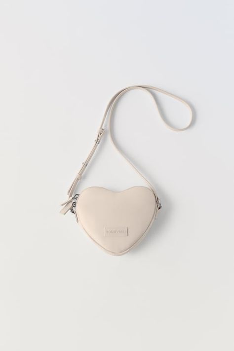 Discover great products at the best prices at Dealmoon. Zara FAUX PATENT LEATHER HEART CROSSBODY BAG. Price:$25.90 at Zara Heart Crossbody Bag, Bags For Kids, Bag Zara, Rainbow Bag, Zara Australia, Leather Heart, Cloud Bag, Halloween Tote Bag, Cell Phone Bag