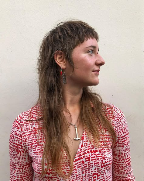 Coiffeurstory✂️Gabby & Yannick (@coiffeurstory) agregó una foto a su cuenta de Instagram: "SOFT, HARD, BOWL, MULLET ✂️ for @ella_gould_ with lots of razored fairy bits…" Bowl Mullet, Long Fairy Hair, Fairy Mullet, Hair Inspo Wolf Cut, Alt Mullet, Fairy Haircut, Wolf Cut Mullet, Mullet Ideas, Fairy Cut