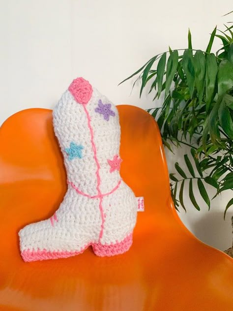 Crochet Cowboy Boots, Y2k Home Decor, Summer Crochet Ideas, Cowboy Crochet, Hook Ideas, Crochet Queen, Crochet Baby Stuff, Pool Shoot, Crochet Stuffies