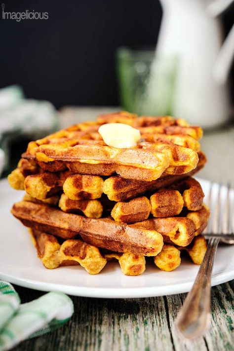 Ricotta and Pumpkin Waffles - comforting spiced waffles, perfect for cool autumn or winter morning Vegan Potato Cakes, Ricotta Waffles, Breakfast Rotation, Pumpkin Mochi, Mochi Waffles, Pumpkin Ricotta, Pumpkin Spice Waffles, Waffle Ingredients, Pumpkin Waffles