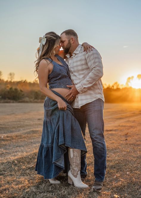 Western Maternity Photos — Ashley Beary Western Outfits Pregnant Women, Boho Pregnancy Outfits, Western Maternity Outfits, Country Maternity Photography, Hartsville South Carolina, Country Maternity Photos, Country Maternity, Western Photo Shoots, Maternity Picture Outfits