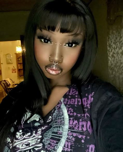 Black Emo Girl Makeup, Black Y2k Makeup Looks, Black Y2k Makeup, Black Alternative Girl Makeup, Soft Grunge Makeup Black Women, Y2k Emo Makeup, Emo Baddie Makeup, Grunge Makeup Black Women, Emo Black Women