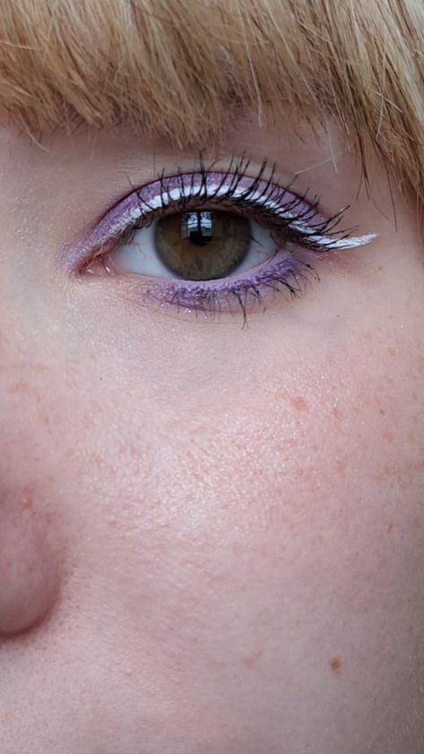 #lilac #makeup #lavender #white #coloredmakeup #eyeliner #whiteeyeliner #eye #makeupaddict #aesthetic #cutemakeup #fairymakeup #blonde Pastel Purple Eyeliner, Lavender Eyeliner, Lilac Makeup, Makeup Lavender, White Mascara, Lilac Eye, Purple Eyeliner, Some Makeup, White Eyeliner