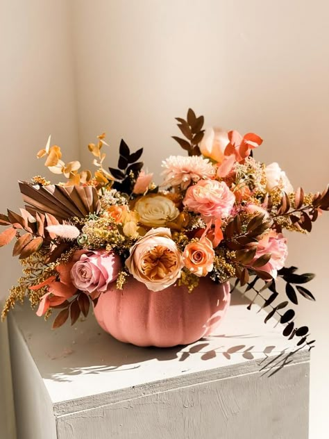 Pumpkin Wedding Table, Pumpkin Centerpieces Wedding, White Pumpkin Centerpieces, Pumpkin Bouquet, Décoration Baby Shower, Pumpkin Floral Arrangements, Fall Pumpkin Centerpieces, Bear Flag, Pumpkin Vase