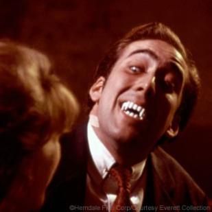 Vampire's Kiss (1988). Nicholas Cage wears false fangs in a psychological 'horror' comedy. Excellent film. Vampires Kiss, Dracula Film, Nicholas Cage, Vampire Kiss, The Dictator, Jennifer Beals, Reaction Memes, World News Today, Psychological Horror