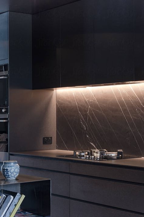 Contemporary dark styled kitchen with black marble splashback by Rowena Naylor - Stocksy United Kitchen With Black Marble, Black Marble Kitchen, Marble Splashback, Grey Splashback, Black Kitchen Countertops, Styled Kitchen, Marble Countertops Kitchen, Dark Grey Kitchen, Dark Modern