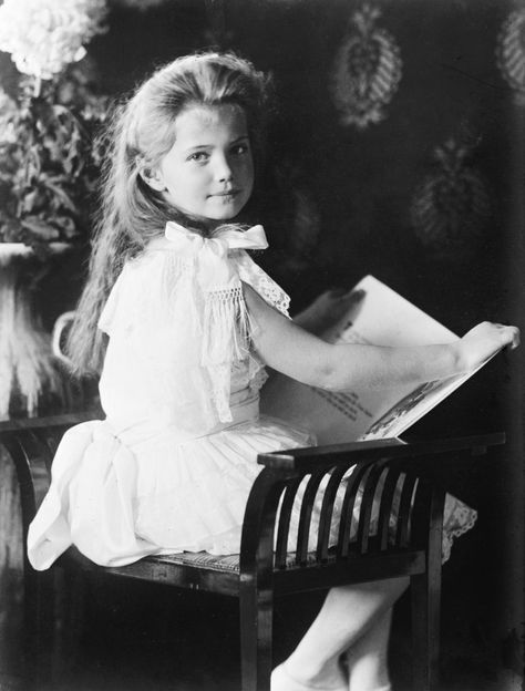 Grand Duchess Maria Romanov reading, 1906. Grand Duchess Maria Nikolaevna of Russia (1899–1918) was the third daughter of Tsar Nicholas II of Russia and Tsarina Alexandra Fyodorovna. Tatiana Botkina thought the expression in Maria’s eyes was “soft and gentle.” As an infant and toddler, her physical appearance was compared to one of Botticelli’s angels. Grand Duke Vladimir Alexandrovich of Russia nicknamed her “The Amiable Baby” because of her good nature. Maria Romanov, Romanovs Family, Maria Nikolaevna, Russian Royalty, Familia Romanov, Alexei Romanov, Romanov Sisters, Anastasia Romanov, Nicolas Ii