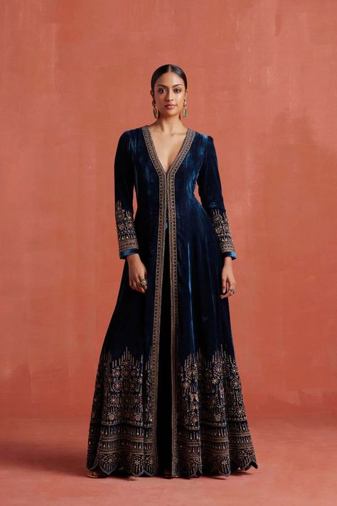 Sureena Chowdhri, Indian Bride Outfits, Velvet Dress Designs, Traditional Indian Dress, Indian Party Wear, Fancy Dresses Long, Indian Dresses Traditional, Traditional Indian Outfits, Designer Dresses Casual