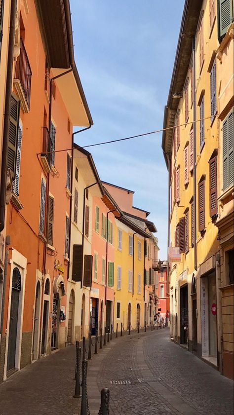 colourful houses in the town of saló by lake garda. the houses are orange, yellow and pink. Italy Vibes Aesthetic, Aesthetic Italy, Italy Vibes, Lake Garda Italy, Garda Lake, Italy House, Garda Italy, Travel House, Italy Photography