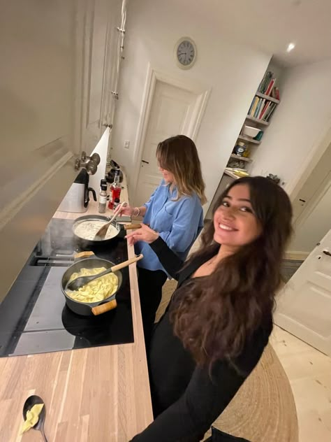 Flatmates Aesthetics, Living With Bestie, Living With Best Friend Apartment Aesthetic, Apartment Roommates Aesthetic, Best Friend Living Together, College Roommates Aesthetic, People Cooking Aesthetic, Best Friend Roommate Aesthetic, Cooking With Boyfriend