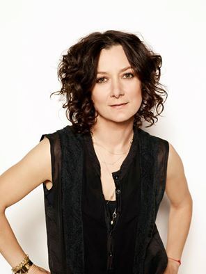 love Sara's short style Darlene Conner, Famous Comedians, Sara Gilbert, Green Tips, Her Cut, Makeup Clothes, Woman Crush, Beauty Secrets, Hair Day