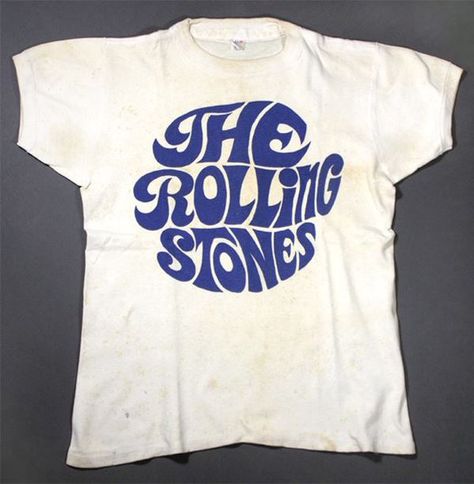 :  Fonts on band t shirts celebrating @BBC6Music #tshirtday #TheRollingStones  via @ladiebirdy77 Rolling Stones Tee, Rock Vintage, Vintage Band Tees, Mens Fashion Rugged, Hipster Mens Fashion, I'm With The Band, Cheap T Shirts, Band Shirts, Vintage Tee