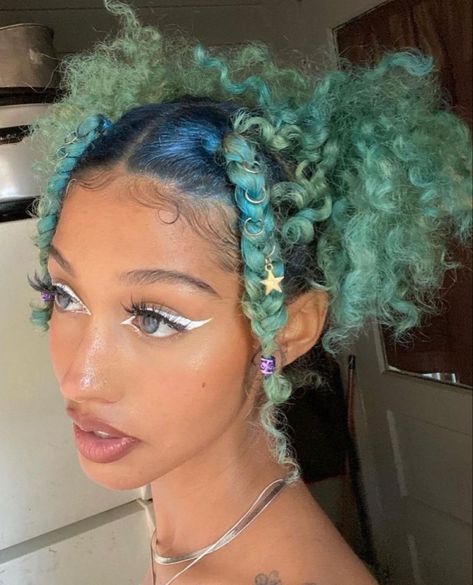 Mermaid Core Hairstyles Curly, Short Mermaid Hairstyles, Siren Core Hair, Mermaidcore Black Women, Crazy Curly Hairstyles, Curly Fairy Hairstyles, Alien Hairstyle Ideas, Short Mermaid Hair, Jellyfish Haircut Braids