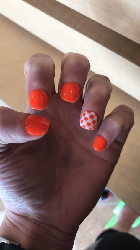 Tennessee volunteers checkerboard football nails from La La nails Tennessee Football Nails, Tennessee Nails Volunteers, Tennessee Orange Nails, Tennessee Nails Designs, Tennessee Vols Nails, Vols Nails, Tn Nails, Bulldog Nails, Tennessee Nails