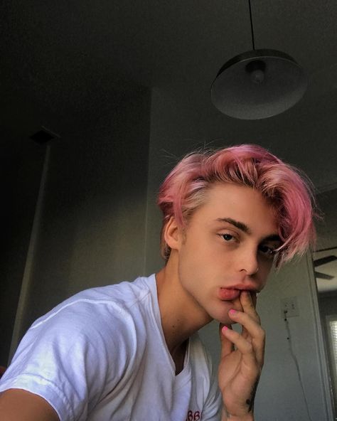 @huntermuns Man With Pink Hair, Pink Hair Guy, Boys Dyed Hair, Boys Colored Hair, Dyed Hair Men, Dyed Hair Purple, Scene Girl, Mens Hair Colour, Dyed Blonde Hair