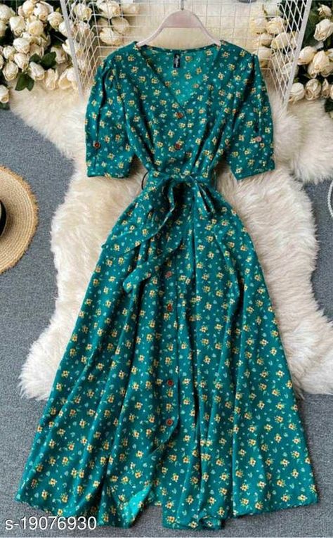 French Fashion Style, Skater Dress Outfit, Beach Holiday Dresses, French Women Style, Million Followers, Modest Dresses Casual, Belt Dress, Bohemian Print, Holiday Beach