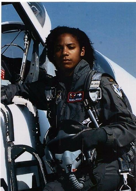 On October 10, 2020, Lt. Col. Rochelle Kimbrell retired from the United States Air Force after twenty-two years of service. Lt. Col. Kimbrell is the first Black American female fighter pilot in the USAF, serving as a trailblazer for generations to come. Fighter Hairstyles, Air Force Pilot Uniform, Lady Pilot Aesthetic, Female Fighter Pilot, Air Force Uniforms, Tomboyish Outfits, Pilot Uniform, American Female, Air Force Pilot