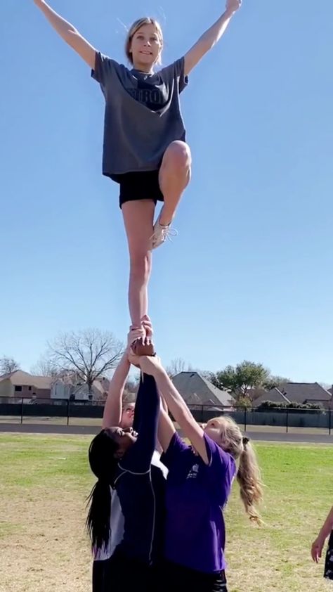 Extension lib, cheerleading stunt Cheer Extension Stunt, Lib Stunt, Easy Cheerleading Stunts, Cheer Goals, Cheerleading Pyramids, Youth Cheer, Stunt Woman, Cheer Things, Cheerleading Coaching