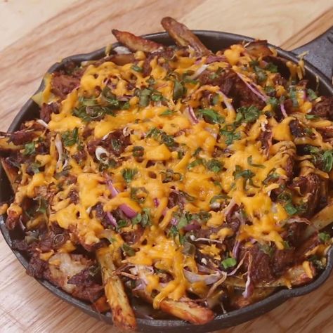 BBQ pork pulled fries Pulled Pork Fries Recipe, Brie Bites Appetizer, Loaded French Fries Recipe, Pulled Pork Fries, Pulled Pork Nachos, Pork Nachos, French Fries Recipe, Brie Bites, Potato Snacks