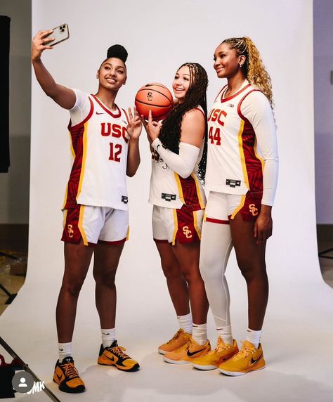 Trio Basketball Pictures, Trio Basketball Poses, Basketball Pictures Poses Duo, Basketball Media Day Poses 3 People, Basketball Media Day Poses Duo, Duo Basketball Media Day Poses, Media Day Poses Basketball, Basketball Media Day, Basketball Photoshoot