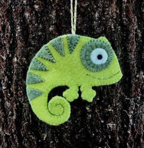 Felt Chameleon, Wool Felt Applique, Diy Felt Christmas Ornaments, Felt Bookmark, Felt Crafts Christmas, Fabric Brooch, Felt Embroidery, Felt Jewelry, Felt Brooch