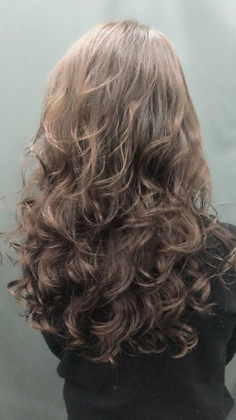 Wavy Haircuts Medium, Naturally Wavy Hair Cuts, Wavy Layered Hair, Layered Curly Hair, Layered Haircuts For Medium Hair, Haircut Inspo, Hair Cut Ideas, Wavy Haircuts, Natural Wavy Hair