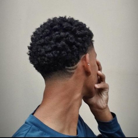 Afro Hair Fade, Black Man Haircut Fade, Taper Fade Short Hair, Fade Haircut Designs, Waves Hairstyle Men, Fade Haircut Curly Hair, Taper Fade Curly Hair, Afro Hairstyles Men, Black Hair Inspiration