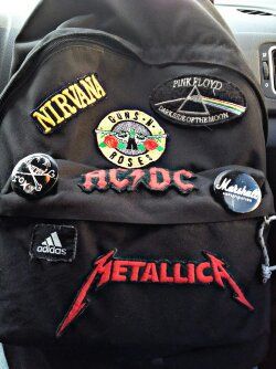 Backpack With Pins, Estilo Harajuku, Rock Aesthetic, Battle Jacket, Estilo Punk, Punk Outfits, Aesthetic Grunge, Grunge Aesthetic, Ac Dc