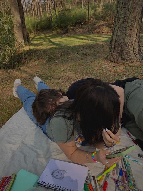 Picnic With Boyfriend Aesthetic, Painting Picnic Date Aesthetic Couple, Picnic Aesthetic Boyfriend, Goofy Couple Photos, Summer Dates With Boyfriend, Picnic With Boyfriend, Picnic Boyfriend, Indie Couple, Relationship Vision Board