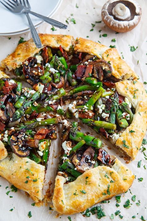 Savory Pie Recipe, Mushroom Galette, Bacon Goat Cheese, Balsamic Reduction Recipe, Savory Pies Recipes, Asparagus And Mushrooms, Asparagus Bacon, Galette Recipe, Baked Asparagus