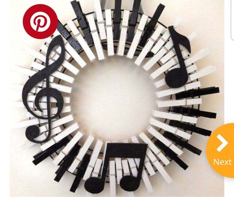 Clothespin Diy Crafts, Clothespins Diy, Clothespin Wreath, Clothespin Art, Clothes Pin Wreath, Music Crafts, Wooden Clothespins, Piano Keys, Clothes Pin Crafts