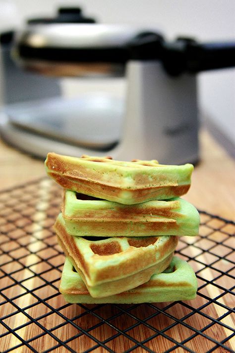 Pandan Waffles Banh Kep La Dua Wafel Recipes, Pandan Dessert, Pandan Waffles, Green Waffles, Baked Lasagna Recipe, Vietnamese Desserts, Green Pancakes, Asian Dessert, Asian Sweets